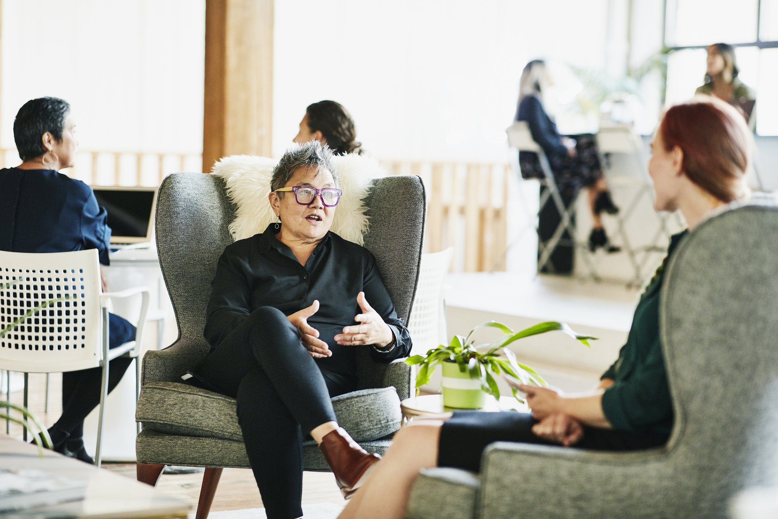 Senior businesswoman in meeting with client in coworking office